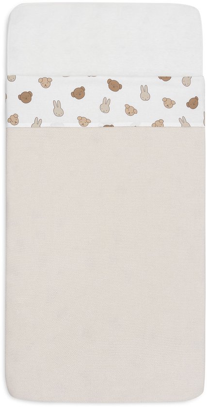 Wiegdeken in zandkleur met een band van Miffy en vriendjes prints.