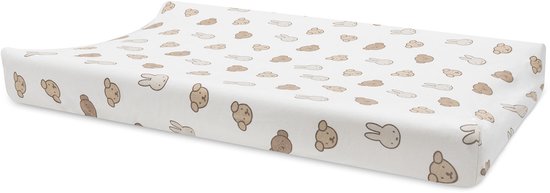 Witte aankleedkussenhoes met een print van Miffy-konijntjes en teddyberen in bruin en beige.