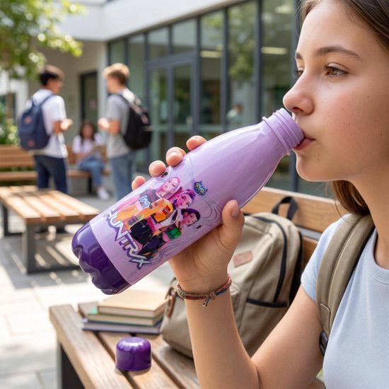 Meisje drinkt uit een lichtpaarse drinkfles met paarse dop, opdruk van K-pop figuren en 'HUNTRX'.