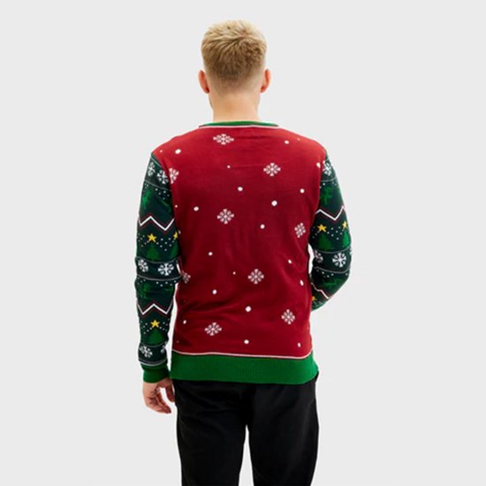 Achterkant van een man in een rode kersttrui met groene mouwen met kerstboom- en sterrenprint en sneeuwvlokken.