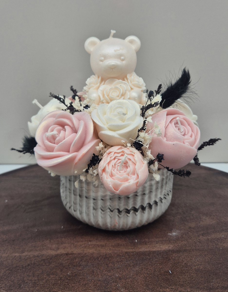 Kaarsgeschenk Kaarsenboeket Floral Bear - Kaars boeket - Cadeau - Geschenk - Figuurkaarsen boeket - Candle bouquet - Kraam cadeau - Boeket - Bloemen - Relatiegeschenk- Geschenk - Cadeau voor haar - Uniek cadeau - Origineel cadeau Roze en wit