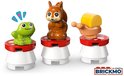 LEGO Friends kikker, eekhoorn en een pompoen op paddenstoel-vormige voetstukken.