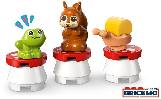 LEGO Friends kikker, eekhoorn en een pompoen op paddenstoel-vormige voetstukken.