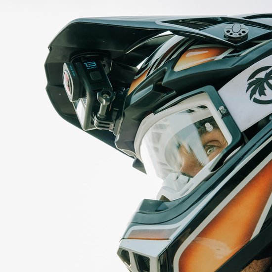 Motorrijder met helm en GoPro HERO13 Black camera bevestigd aan de helm.