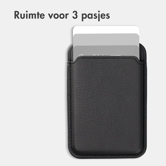 Zwarte leren kaarthouder met drie kaarten erin.