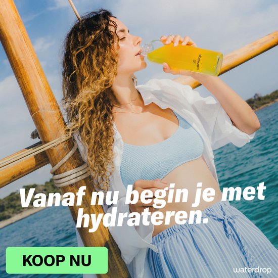 Vrouw met krullend haar drinkt uit een waterdrop flesje op een boot.