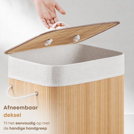 Hand die het deksel van de bamboe wasmand opent met touwgreep.