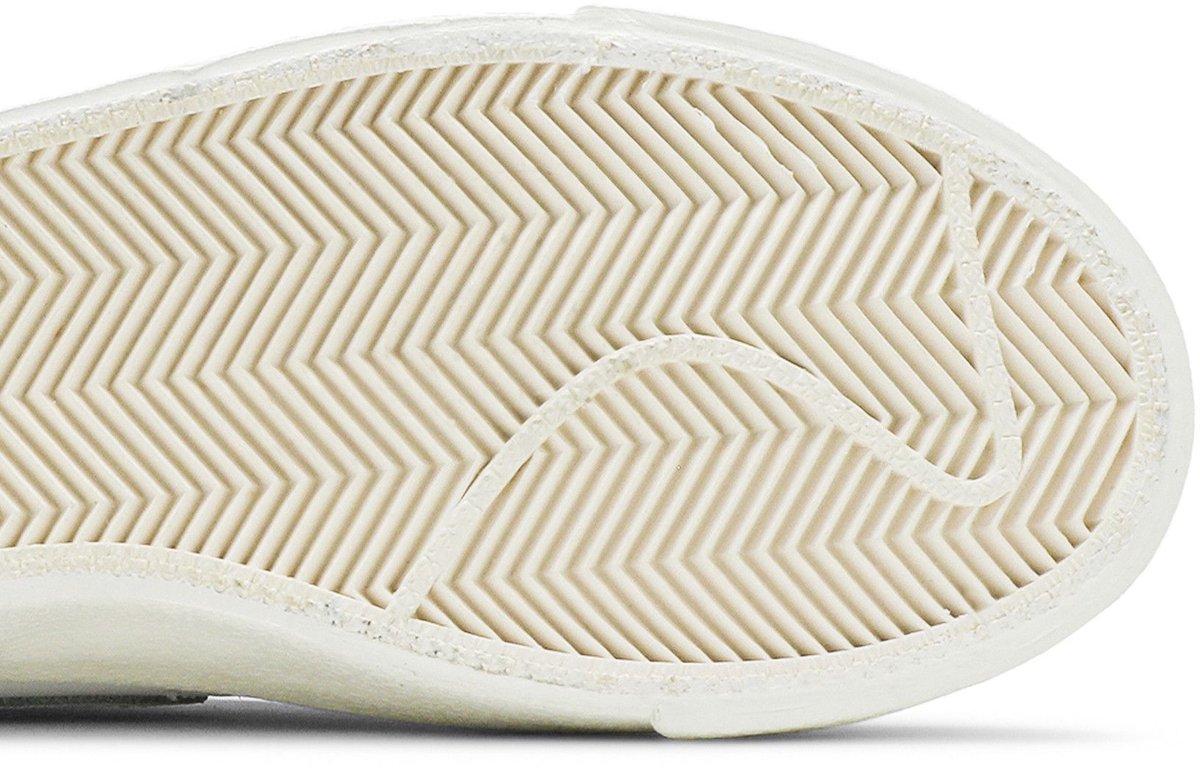 Nike Blazer Mid ’77 – /Sail/Peach/Light Bone Blazer Lifestyle Dames Sneakers voor Vrouwen Wit