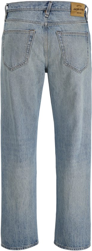 Achterkant van een lichtblauwe, wijdvallende jeans met Jack & Jones logo.