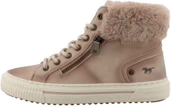 Roze hoge sneaker met bruine bontkraag, veters en rits. "MUSTANG" op de zool.