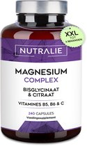 Bruine fles Nutralie Magnesium Complex met paars etiket en zilveren dop. Bevat 240 capsules, voedingssupplement met magnesiumbisglycinaat & citraat, vitamines B5, B6 & C.