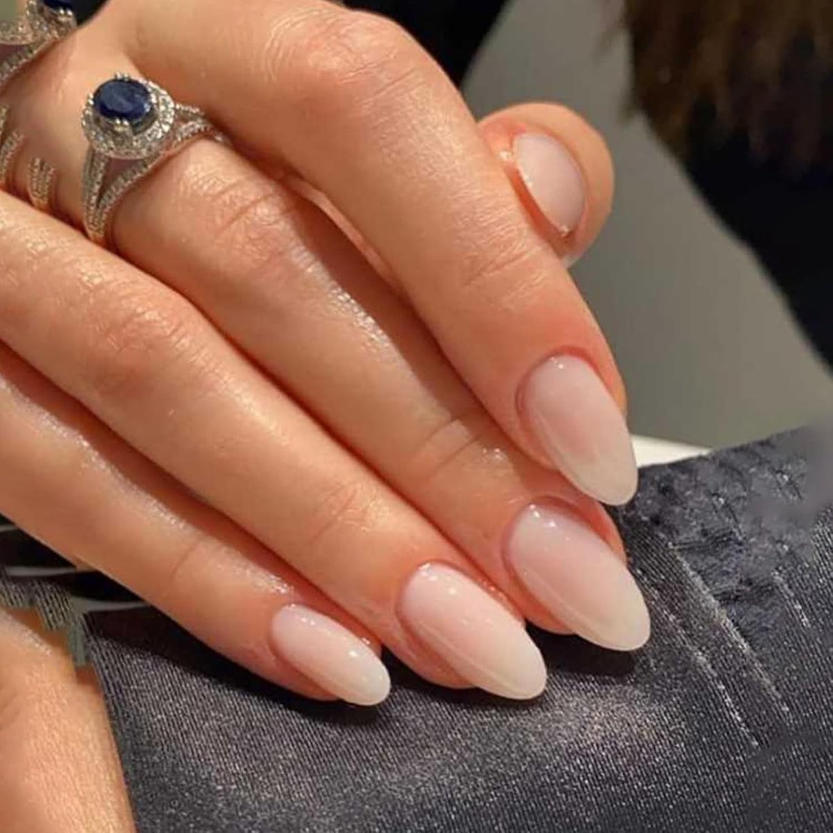 24 stuks kunstmatige nagels amandel middel, roze wit kleurverloop nagel om op te plakken French tip press on nails nude glossy kunstnagels, amandel acryl volledige dekking valse nagels voor