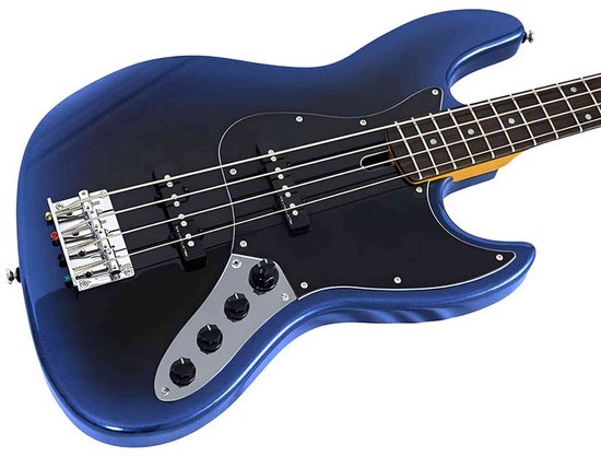Gedetailleerde view van de donkerblauwe jazz basgitaar, met focus op de slagplaat en knoppen.