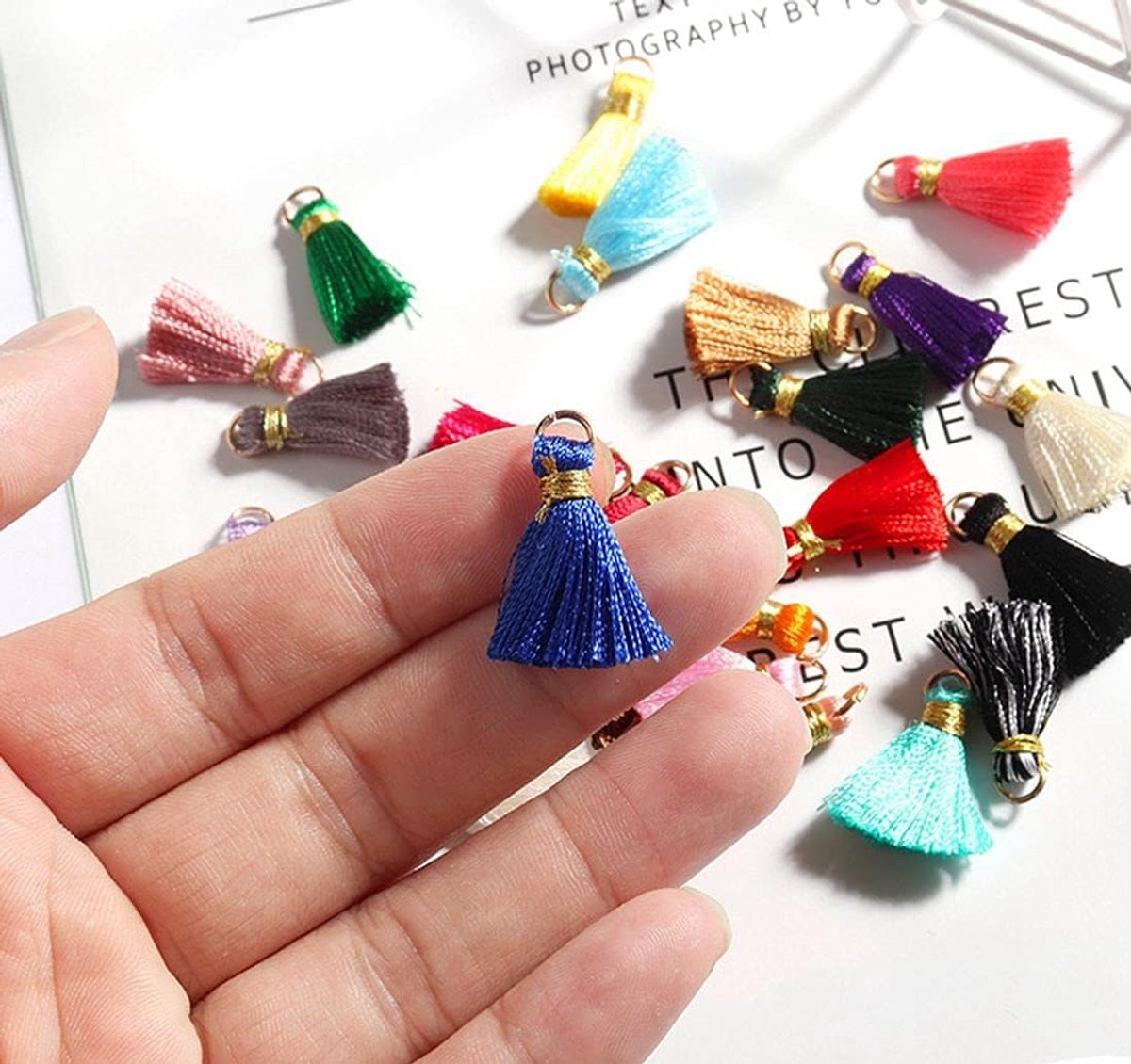 50Pcs 2Cm Mini Kwastje Charms Kleurrijke Polycotton Kwastje Hanger met Ijzer Bevindingen en Metallic Cord Multi-Colors Mini Kleine Handgemaakte Ambachtelijke Kwastjes Charms