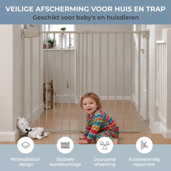 Beige traphekje met minimalistisch design, met een lachende baby die ervoor zit.