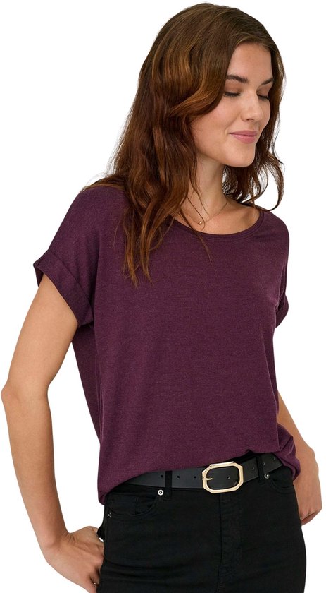 Model draagt een bordeauxrood gemêleerd t-shirt met omgeslagen mouwen en zwarte jeans.