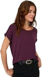 Model draagt een bordeauxrood gemêleerd t-shirt met omgeslagen mouwen en zwarte jeans.