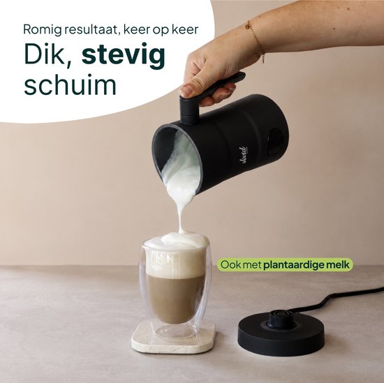 Hand wordt geholpen bij het schenken van dik, stevig melkschuim in een glas. Tekst: "Romig resultaat, keer op keer. Ook met plantaardige melk."