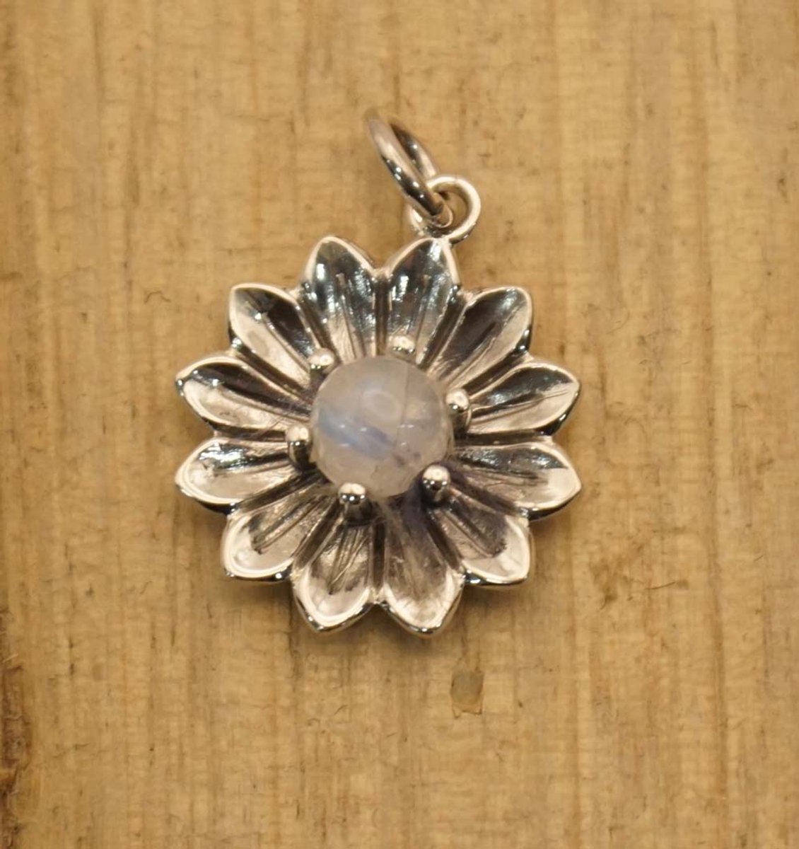 Sterling zilveren hanger bloem met witte steen - bloem in bloei hangertje van 925 zilver - flower pendant silver - bedel voor aan ketting van een prachtige bloem - vrouwelijke hanger van sterling zilver - 925 zilveren dames hanger van een grote bloem