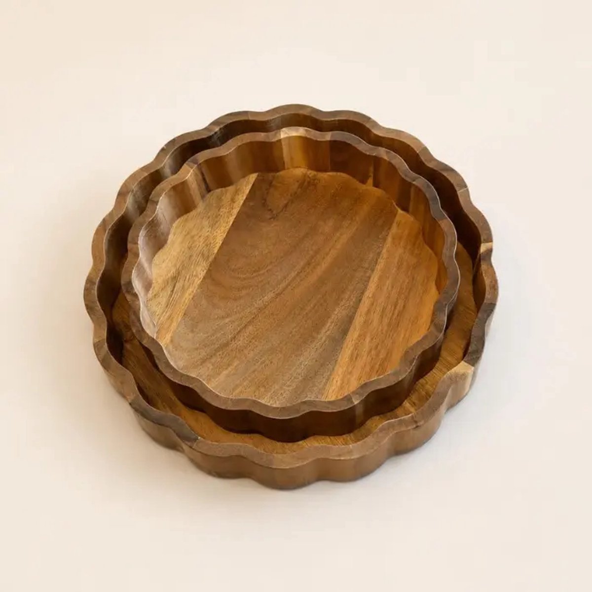 Acaciahouten 2-delige dienbladenset – golvende rand – natuurhout – Ø20 en Ø25 cm
