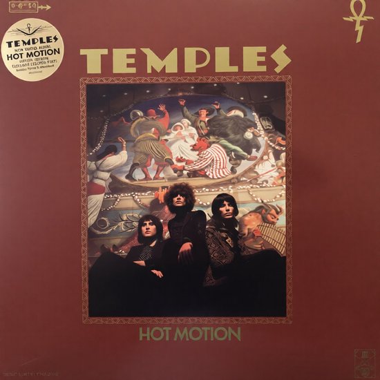 Albumhoes voor Temples - Hot Motion. Drie mannen met lang haar zitten voor een muurschildering met circusfiguren. Rood met gouden letters.