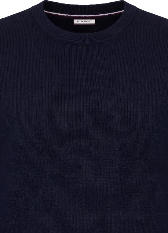 Detail van de ronde hals van een marineblauwe trui van Felix Hardy met kraaglabel.