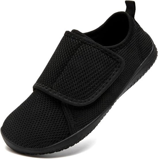 Mule noire en tissu avec fermeture velcro et bout arrondi.