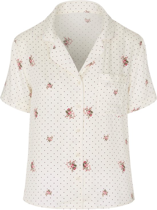 Roomwitte pyjamabovenkant met polkadots en roze bloemen. Korte mouwen, kraagje en knoopsluiting.