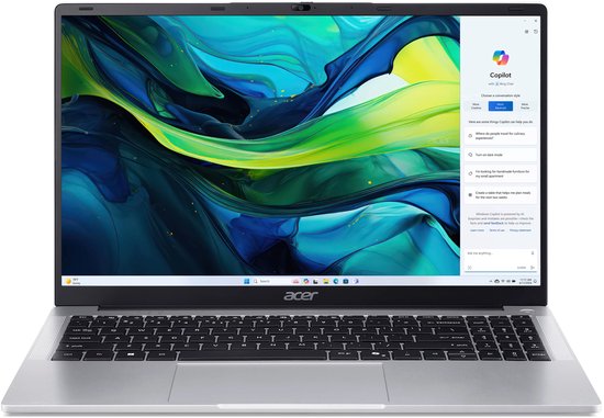 Zilverkleurige Acer Aspire laptop met scherm dat een abstracte, kleurrijke wallpaper toont, met Copilot-venster rechts.