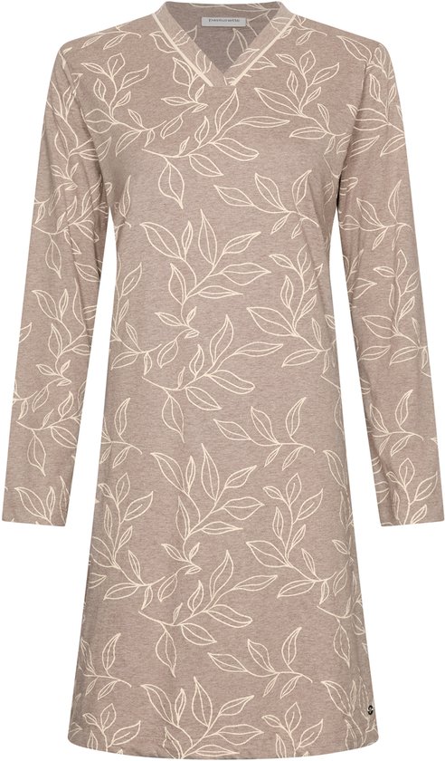 Beige nachthemd met lange mouwen, V-hals en all-over bladerprint in gebroken wit. Gemaakt van katoen.