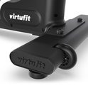 Detail van de voorste transportwielen en het "virtufit" logo op de zwarte VirtuFit crosstrainer.