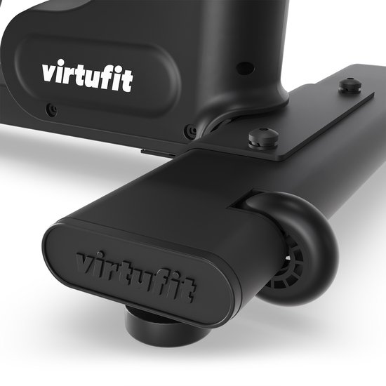 Detail van de voorste transportwielen en het "virtufit" logo op de zwarte VirtuFit crosstrainer.