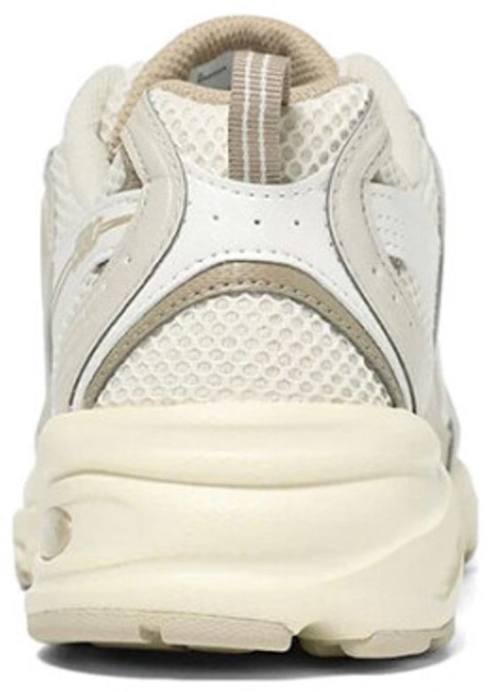 Achterkant van een beige New Balance 530 sneaker met een neutrale kleur.