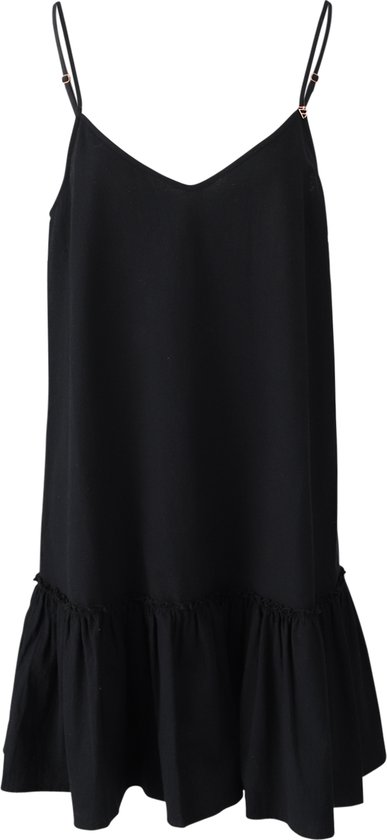 Robe noire à fines bretelles et ourlet à volants.