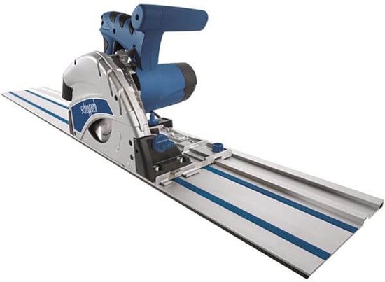Scheppach invalzaag met blauw handvat en geleiderail met blauwe strepen.