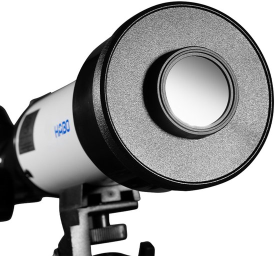 Dichtbijopname van de voorkant van een witte telescoop met een zwarte rand en een cirkelvormige lens.