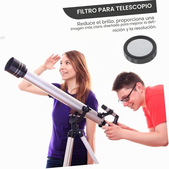 Een vrouw kijkt door een telescoop, een man kijkt mee. Close-up van een zwart telescoopfilter.