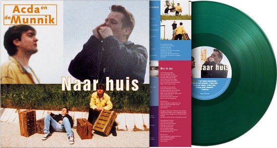 Albumhoes en groene vinylplaat van 'Naar huis' van Acda en de Munnik, met songteksten op binnenhoes.