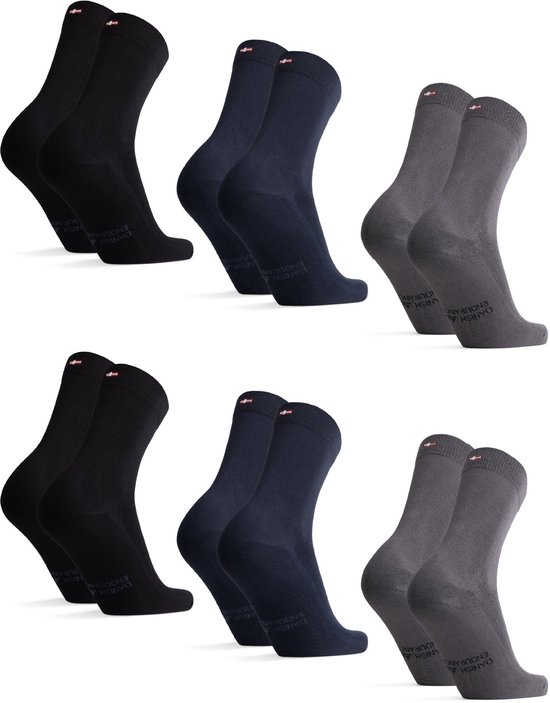 Zes paar sokken in zwart, donkerblauw en grijs, gepresenteerd in paren.