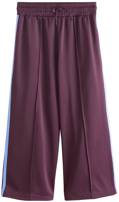 Donkerrode broek met wijde pijpen, elastische tailleband met trekkoord en lichtblauwe zijstrepen.