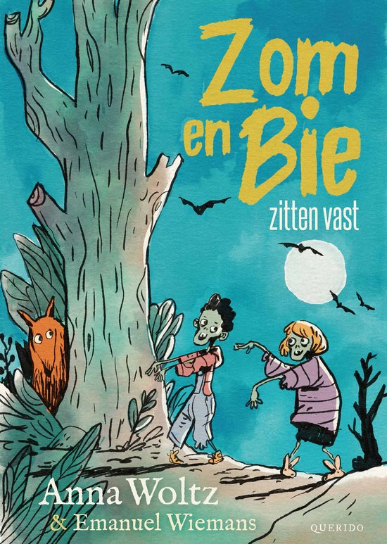 Zom en Bie, twee kinderen met groene huid en zombiesmakende uiterlijk, dansen buiten onder de maan, naast een grote boom. Een oranje wezen kijkt uit de boom. Tekst: Zom en Bie zitten vast.