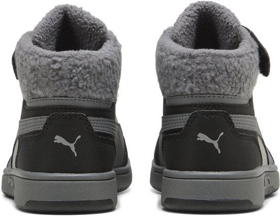 Achterkant van twee zwarte en grijze Puma mid-top sneakers met een grijze, pluizige voering en een klittenbandsluiting.