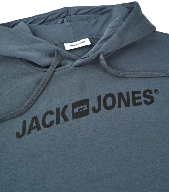 Detailopname van de capuchon en kraag van een blauwe hoodie met het Jack & Jones logo in zwart op de borst.