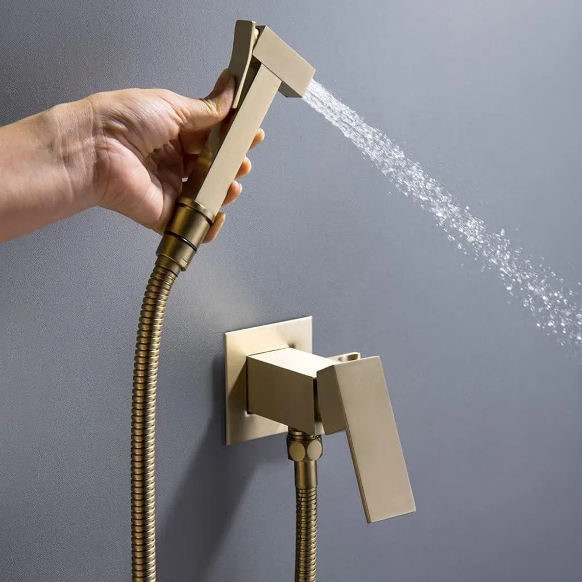 Handbidet Geschikt voor een geborstelde gouden afwerking, vierkante wandmontage, Geschikt voor toiletgebruik, persoonlijke hygiëne en het wassen van luiers.
