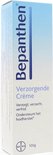 Witte verpakking met blauwe en lichtblauwe gradiënt. Bepanthen Verzorgende Crème 100g.