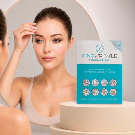 Een vrouw brengt een doorzichtige siliconen "CINOWRINKLE FOREHEAD SHEET" patch aan op haar voorhoofd. De verpakking is zichtbaar.