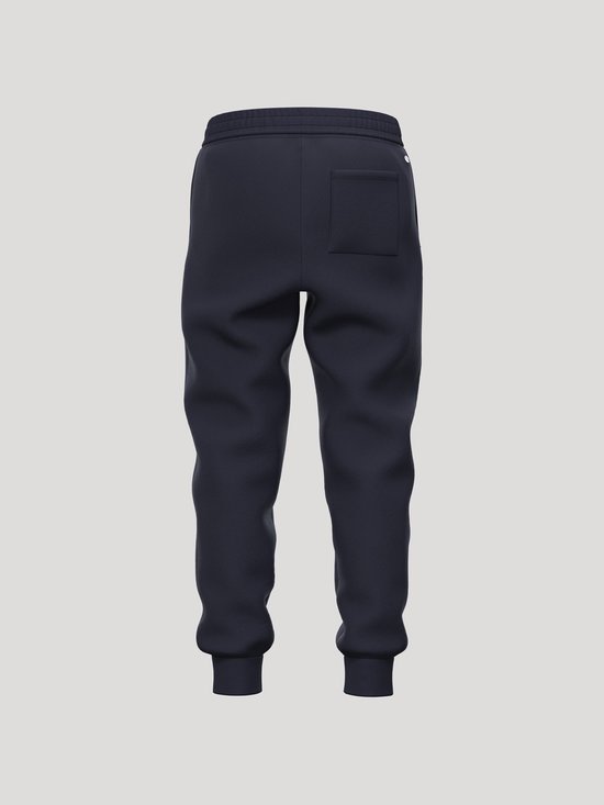 Achterzijde van donkerblauwe joggingbroek met een opgestikte achterzak en klein logodetail.