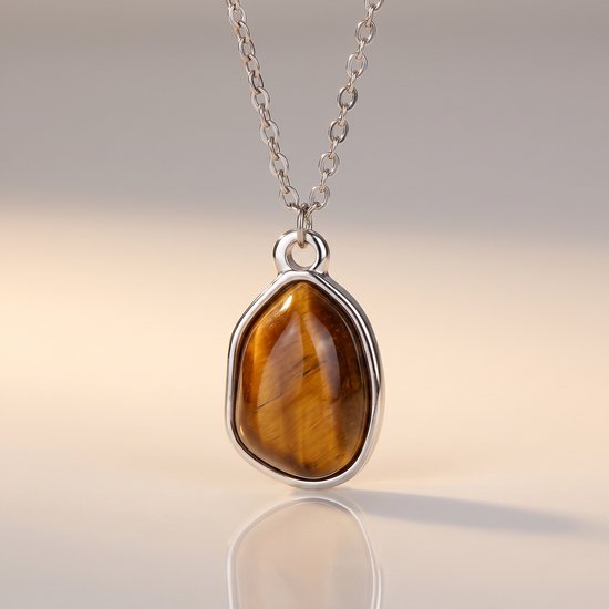 Zilverkleurige ketting met druppelvormige tijgeroog hanger met bruine en gouden strepen.