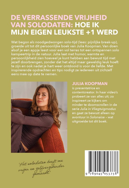 Portret van Julia Koopman, presentatrice en content creator, zittend op een stoel. Haar video's en boek gaan over solo-uitjes.