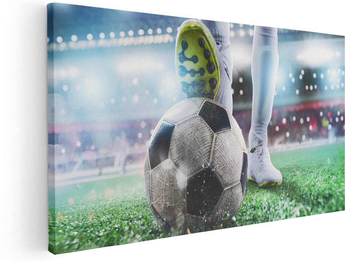 Artaza Canvas Schilderij Voetbalspeler Met De Bal In Het Stadion - 140x70 cm - Groot - Wanddecoratie Woonkamer - Schilderijen - Muurdecoratie